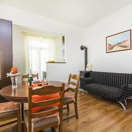 Apartment Amber Koromacno